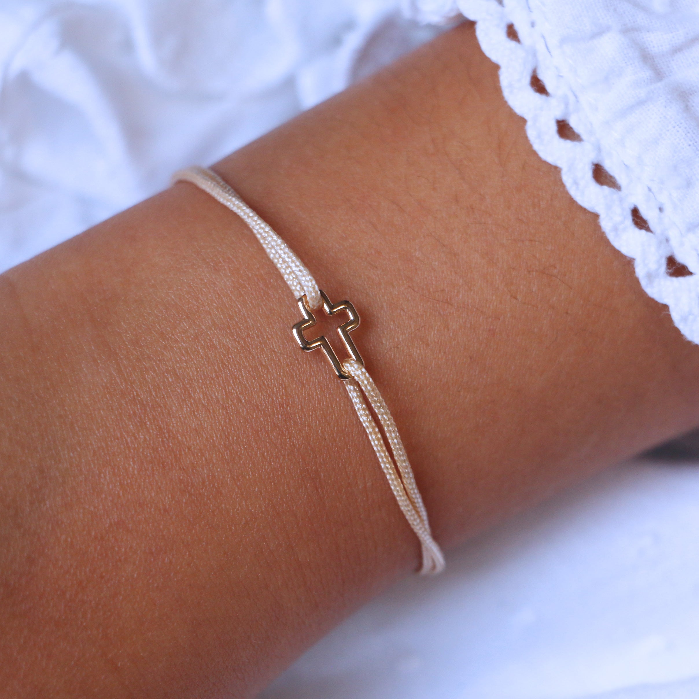bracelet-croix-fine-plaque-or-cordon-beige-porte