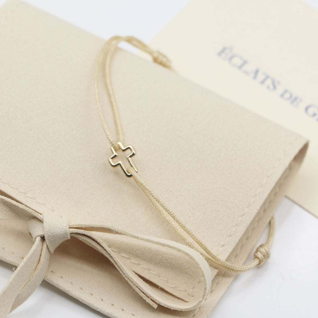 bracelet-croix-fine-plaque-or-presentation