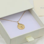 Collier Médaille Vierge à l’Enfant Plaqué Or 18K – Gravure prénom Baptême