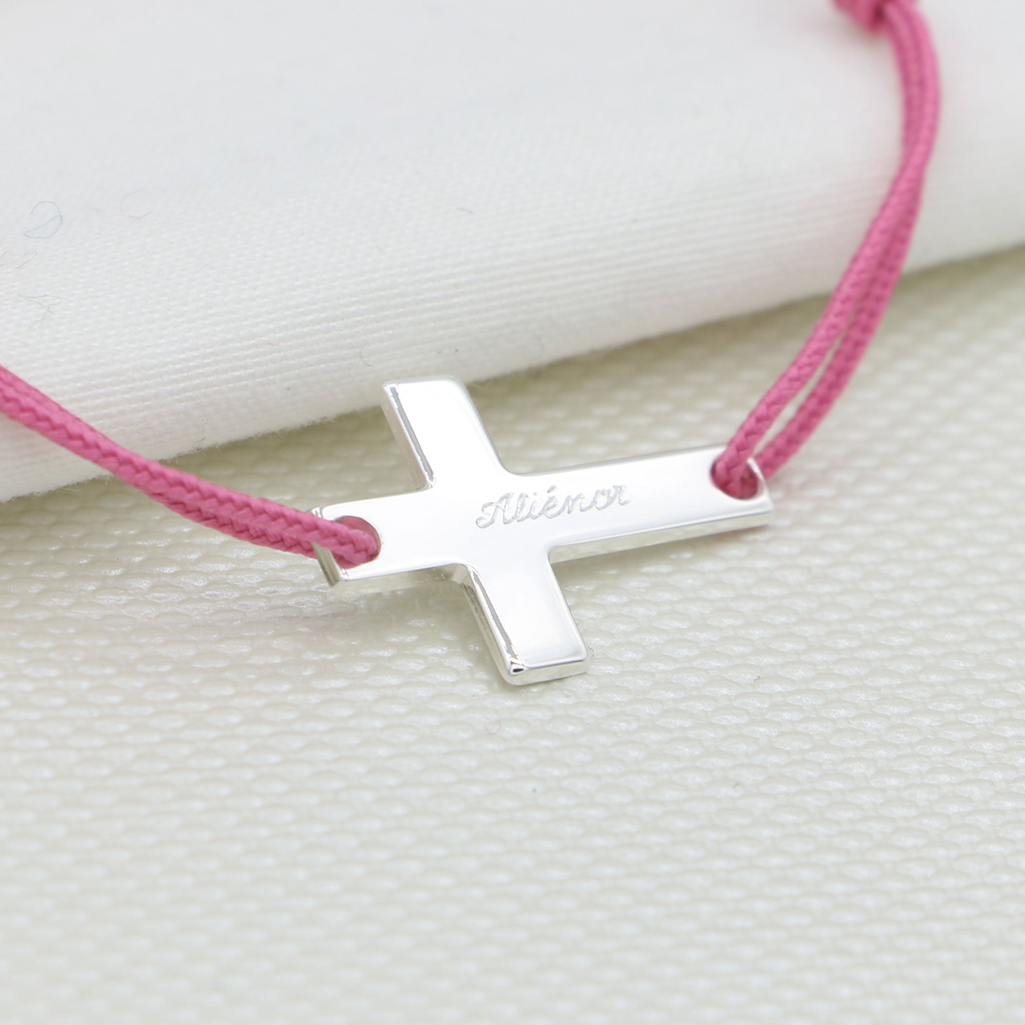 bracelet-croix-plate-argent-gravee-prenom