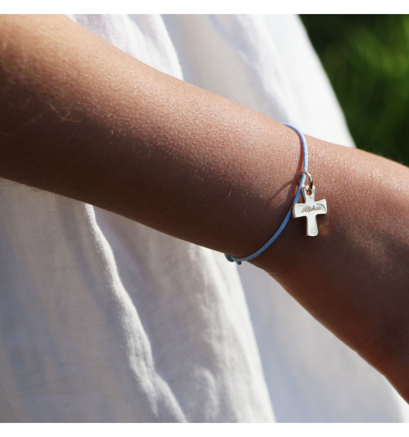 bracelet-croix-plaque-or-cordon-ajustable-porte