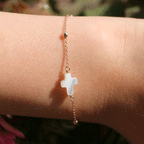 bracelet-croix-nacre-plaque-or-poignet