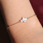 bracelet-croix-nacre-plaque-or-porte