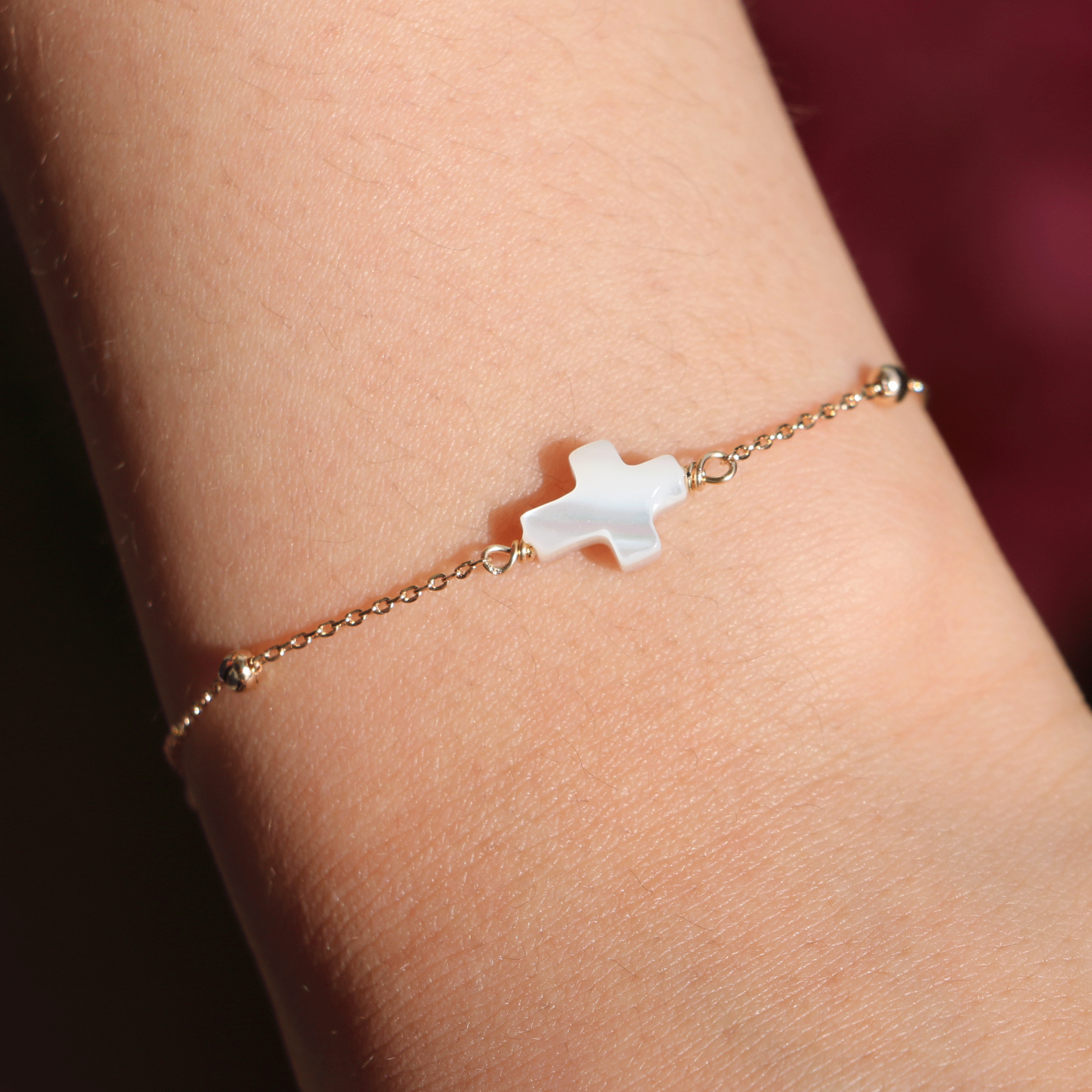 bracelet-croix-nacre-plaque-or-porte