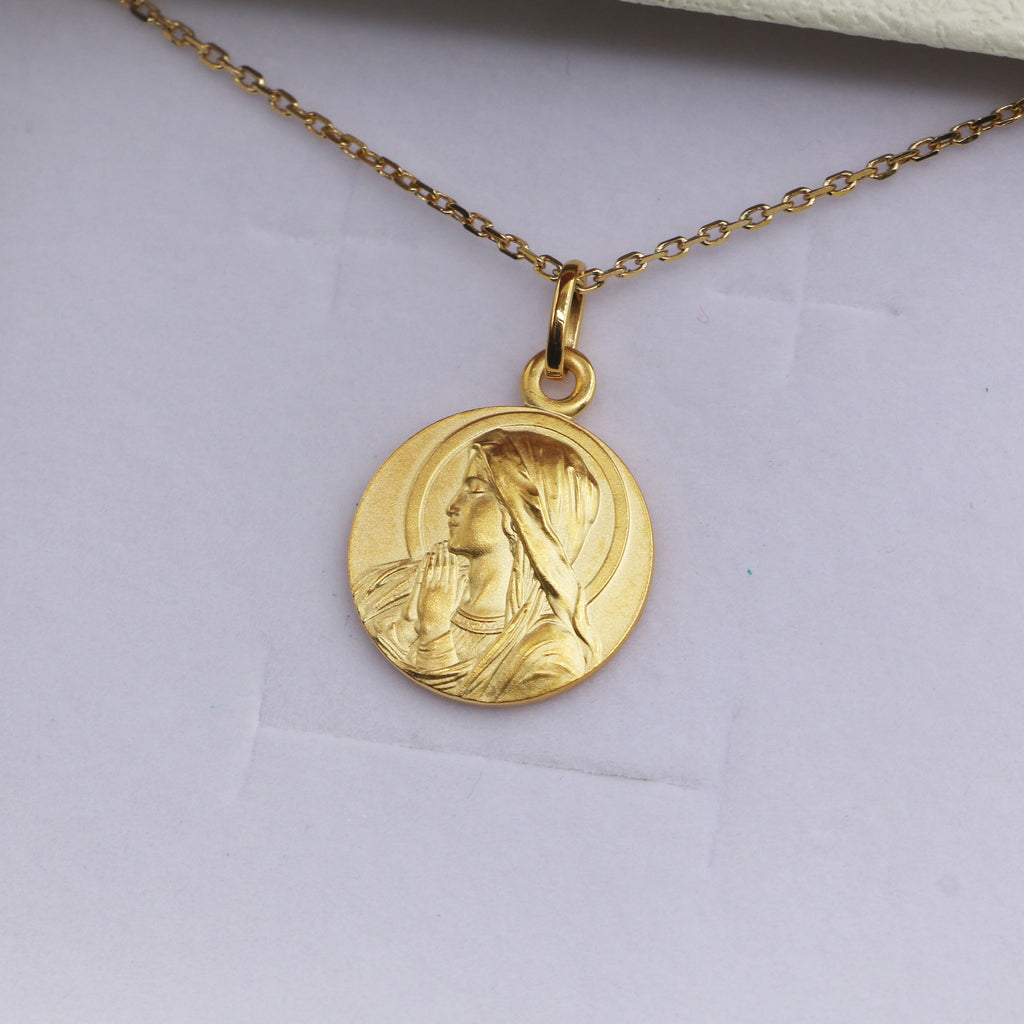 Collier Médaille Vierge Marie en Prière Auréolée Plaqué Or 18K – Gravure Baptême