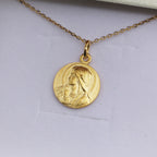 Collier Médaille Vierge Marie en Prière Auréolée Plaqué Or 18K – Gravure Baptême
