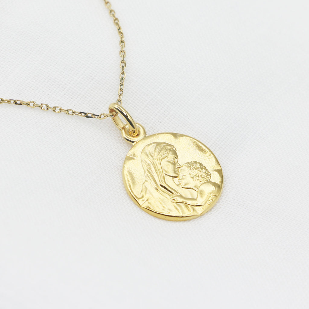 Collier médaille Vierge à l’Enfant plaqué or 18K bijou baptême enfant personnalisé