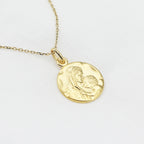 Collier médaille Vierge à l’Enfant plaqué or 18K bijou baptême enfant personnalisé