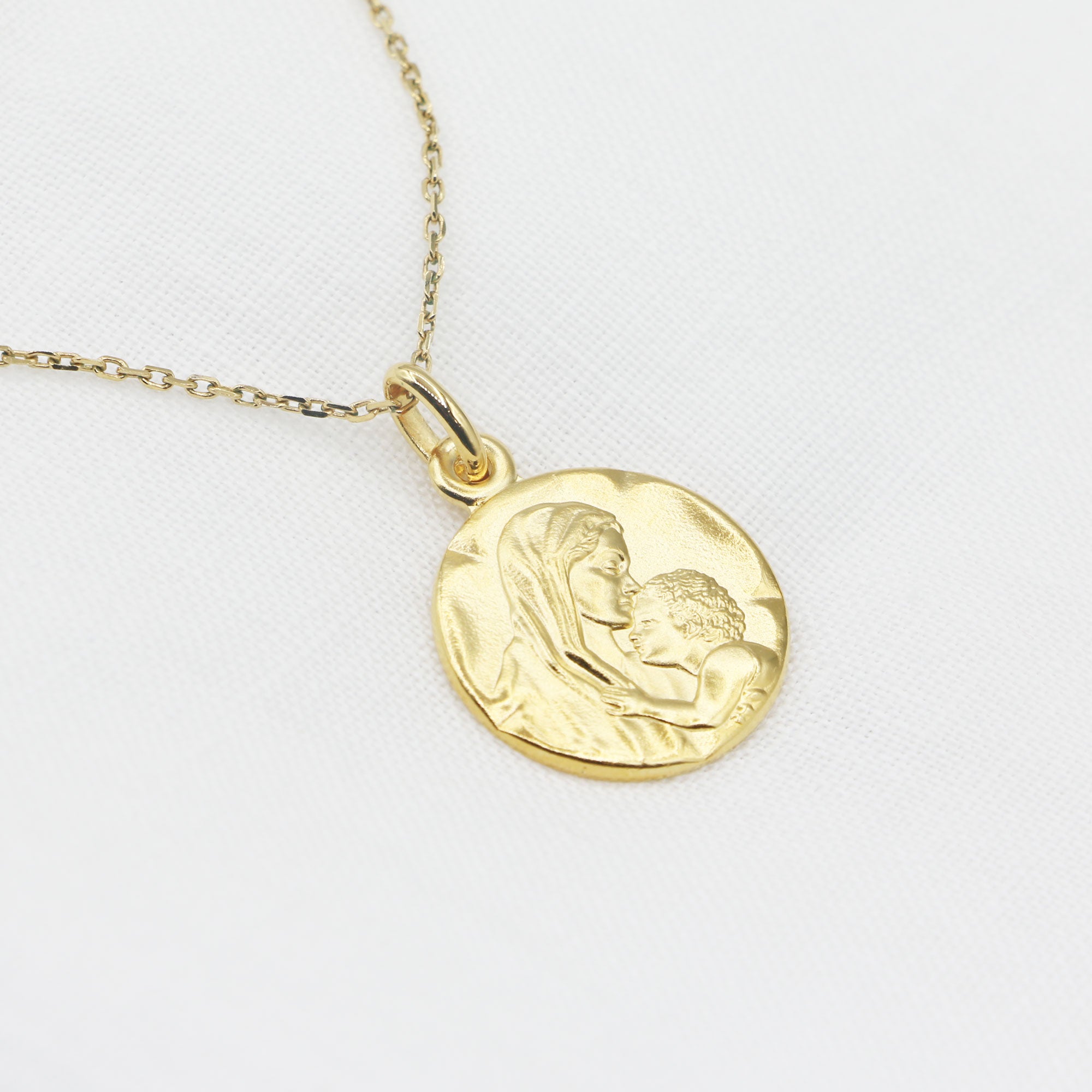 Collier médaille Vierge à l’Enfant plaqué or 18K bijou baptême enfant personnalisé