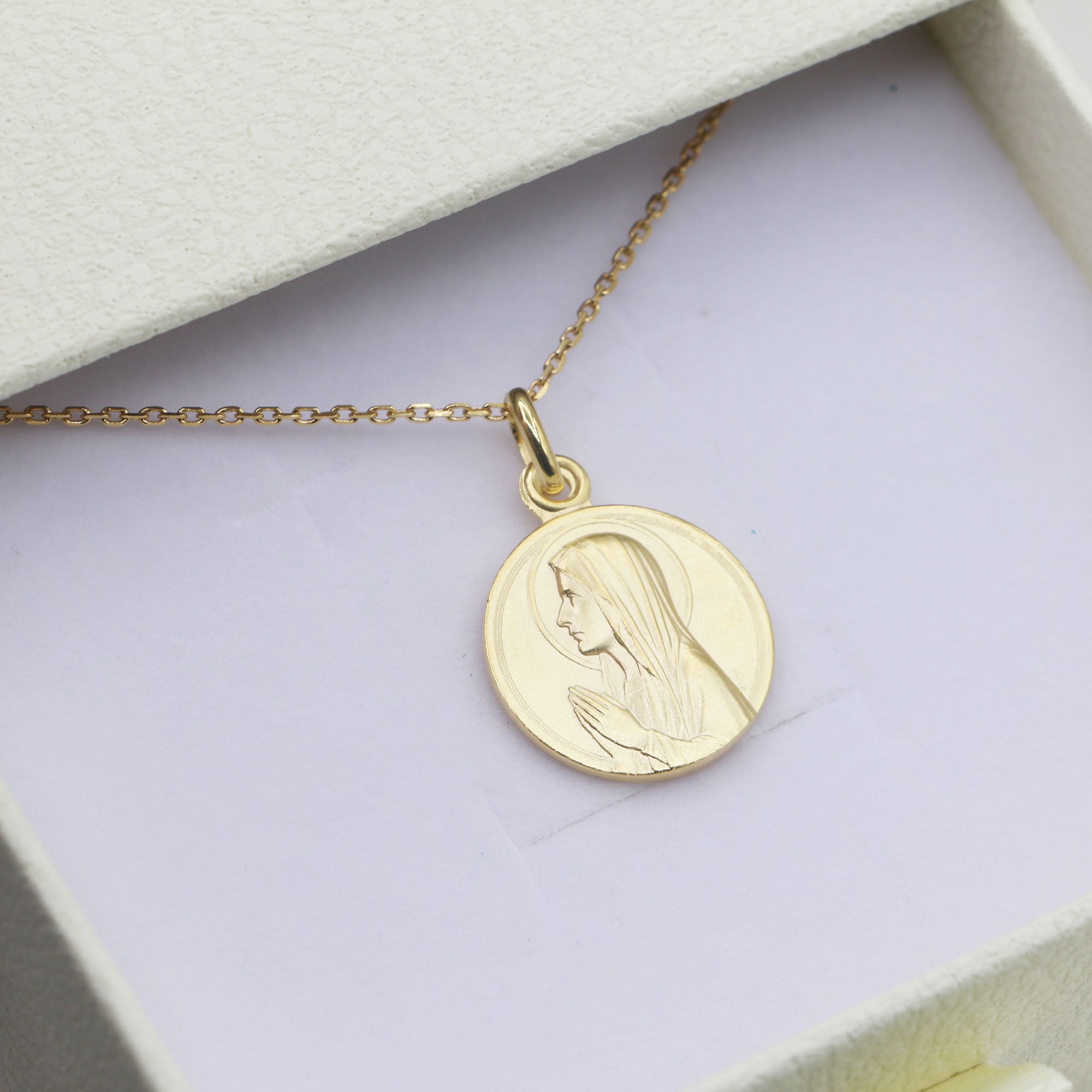 Collier Médaille Vierge Marie en Prière Plaqué Or 18K – Gravure Baptême