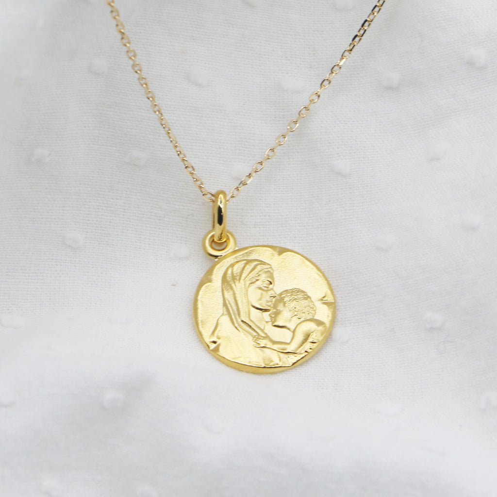 Collier Vierge à l’Enfant porté bijou enfant baptême communion