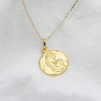Collier Vierge à l’Enfant porté bijou enfant baptême communion