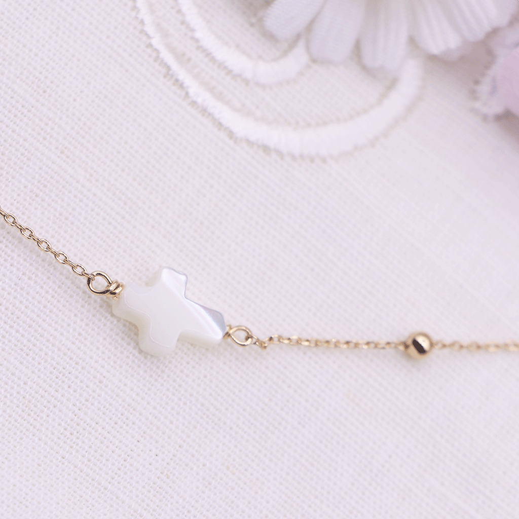 bracelet-croix-nacre-plaque-or-detail
