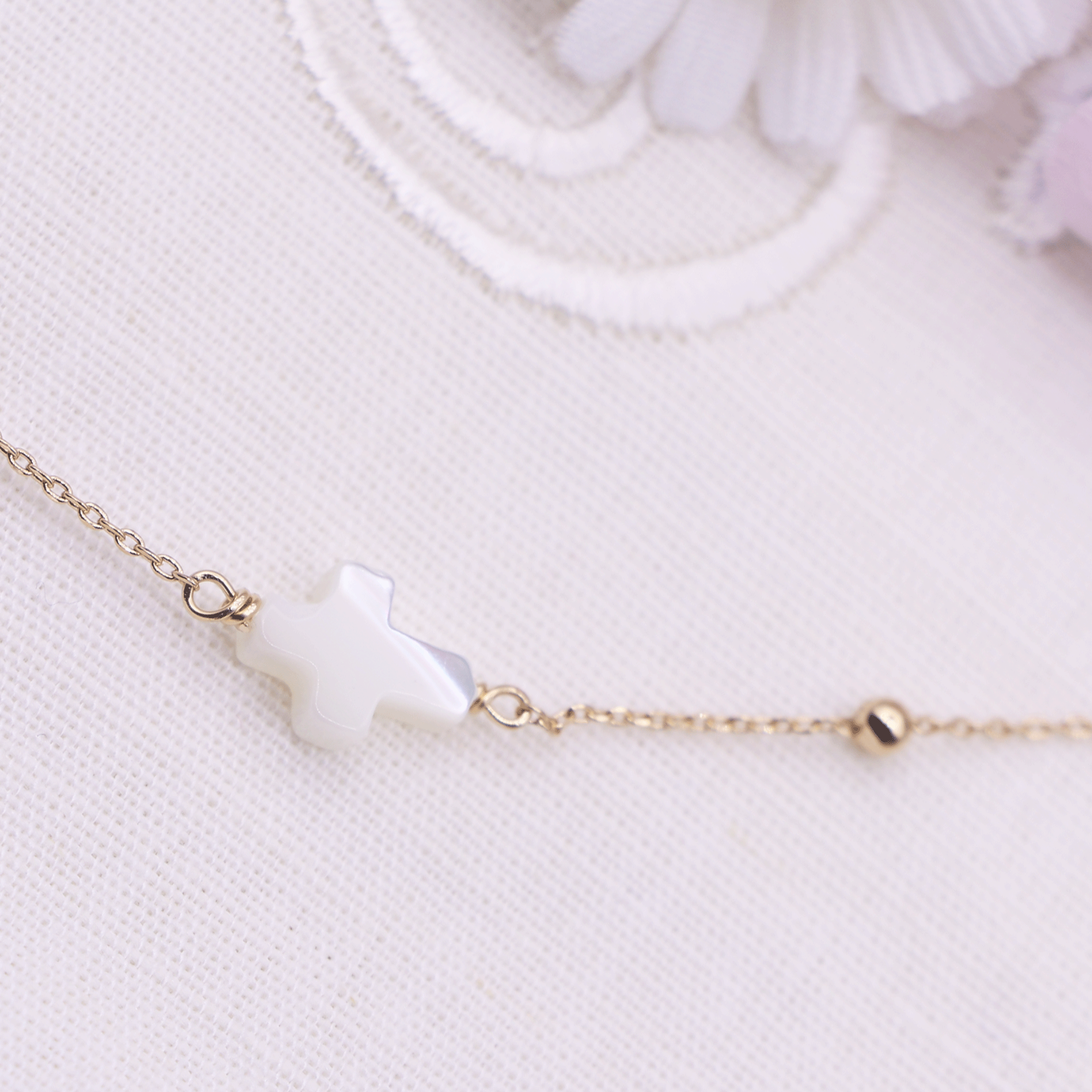 bracelet-croix-nacre-plaque-or-detail
