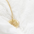 Collier médaille perlée colombe gravure prénom et date