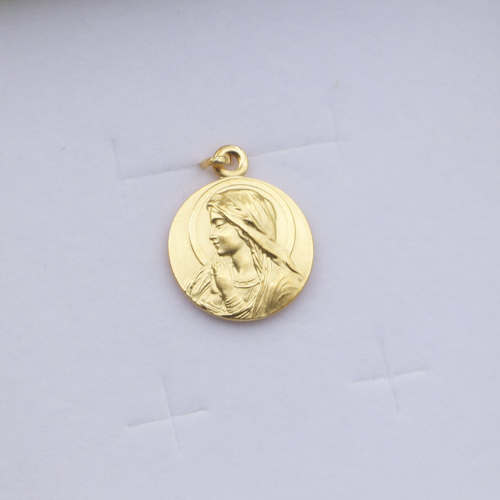 Collier Médaille Vierge Marie en Prière Auréolée Plaqué Or 18K – Gravure Baptême
