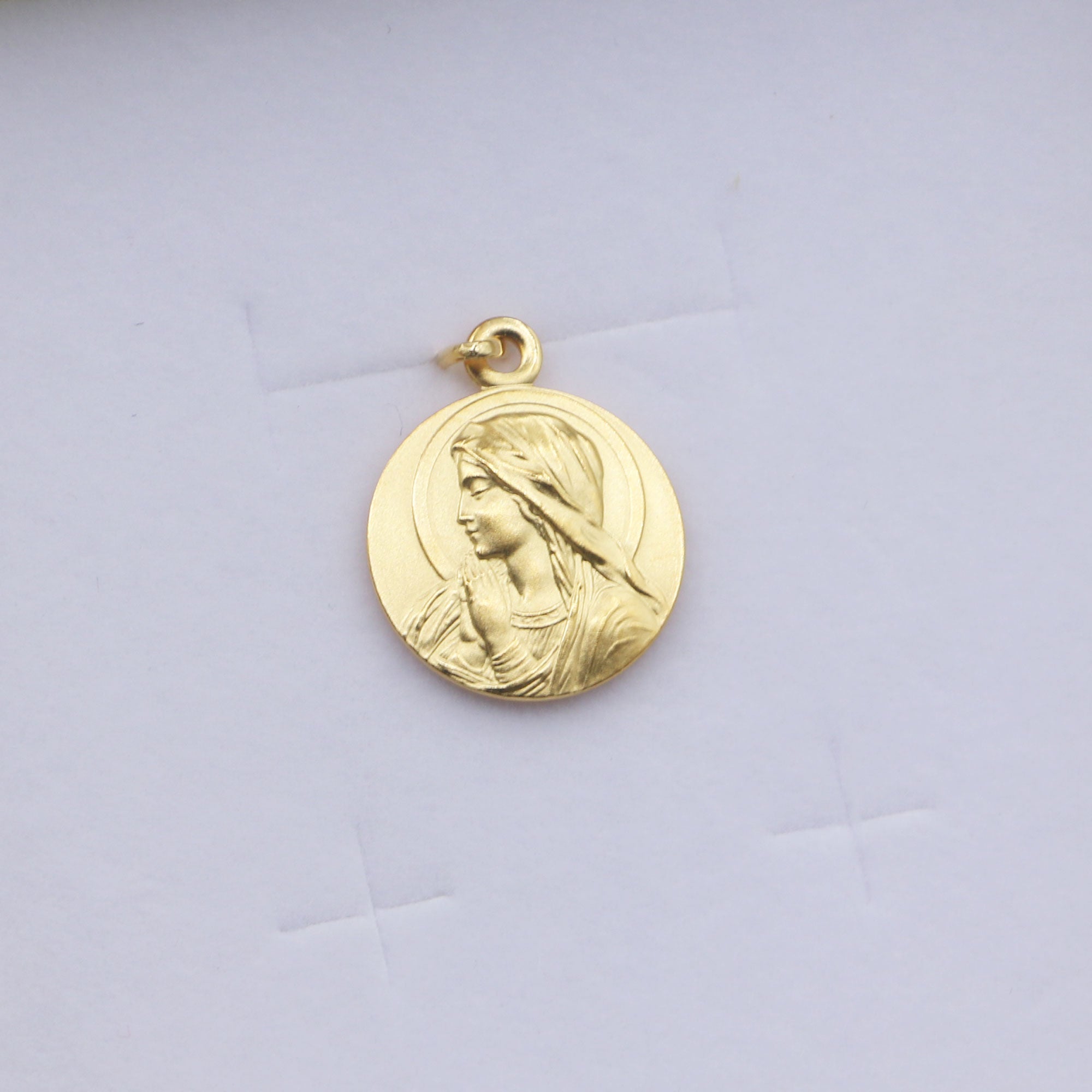 Collier Médaille Vierge Marie en Prière Auréolée Plaqué Or 18K – Gravure Baptême