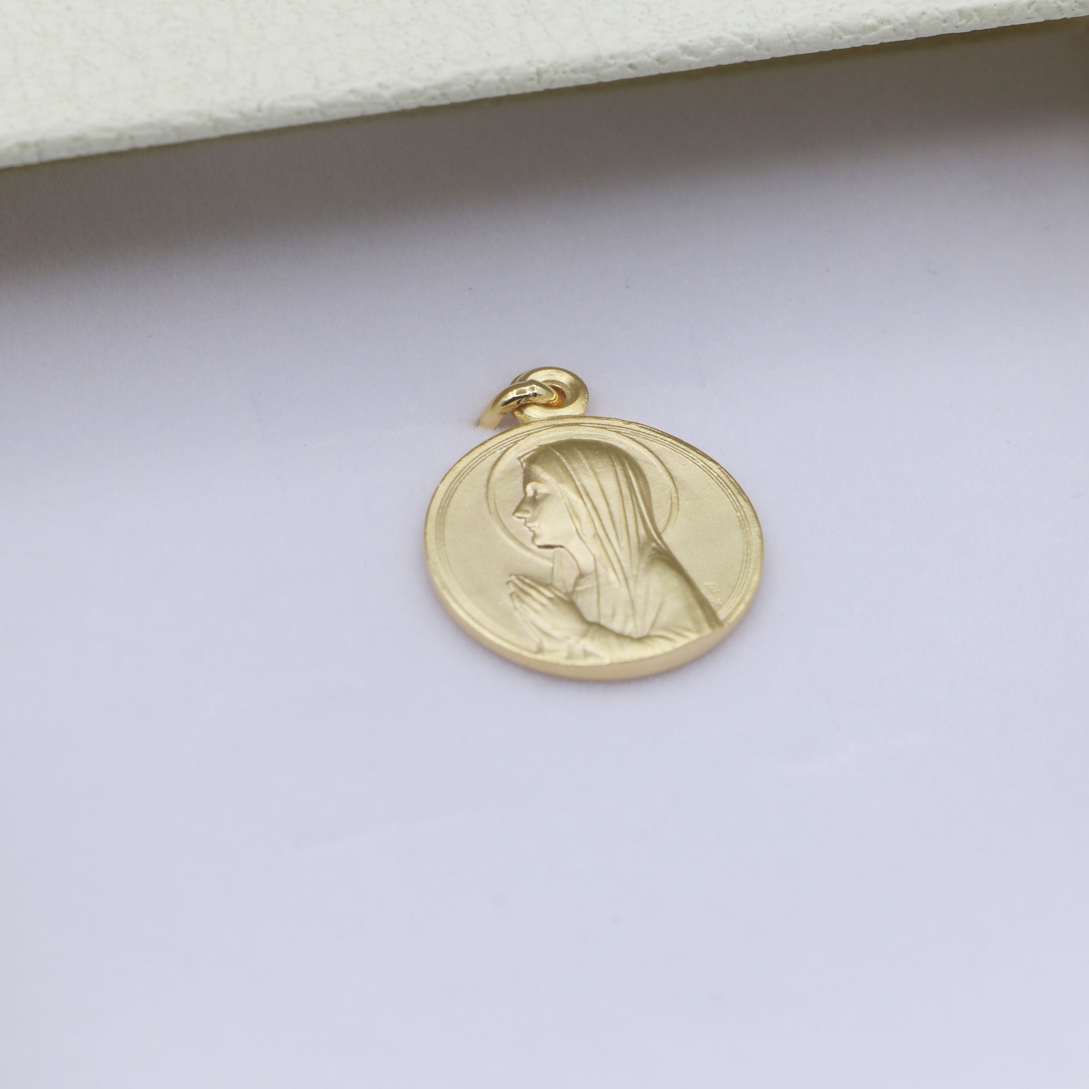 Collier Médaille Vierge Marie en Prière Plaqué Or 18K – Gravure Baptême