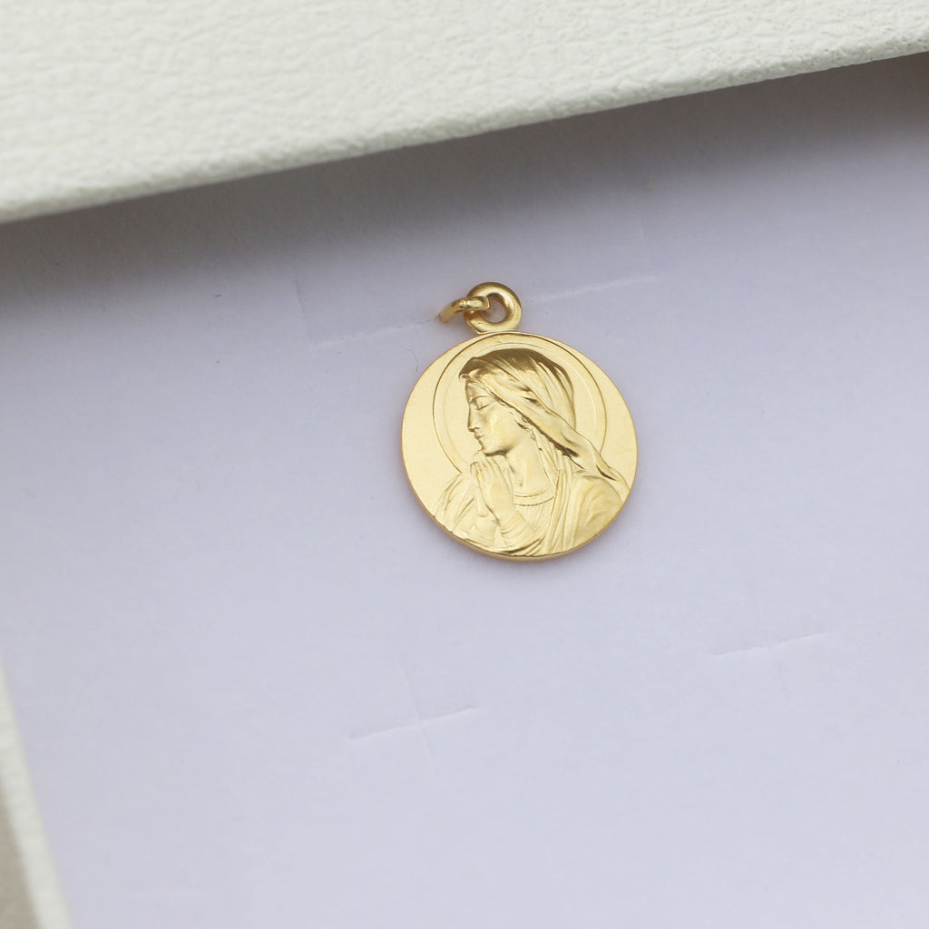Collier Médaille Vierge Marie en Prière Auréolée Plaqué Or 18K – Gravure Baptême