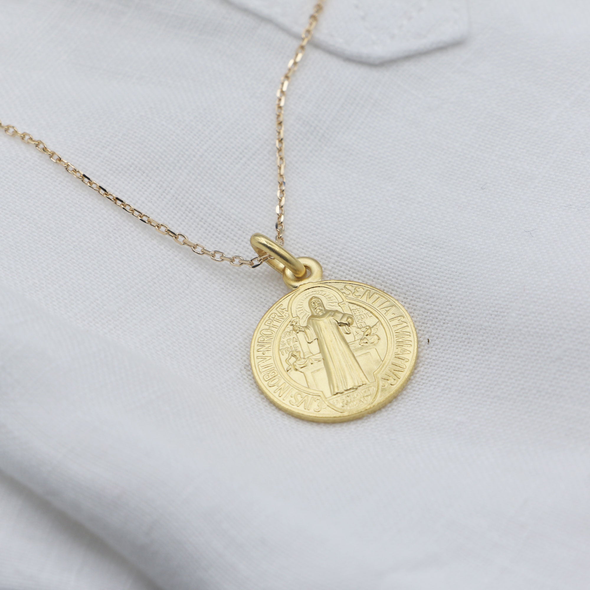 collier-medaille-saint-benoit-plaque-or-18k-chaine-45cm