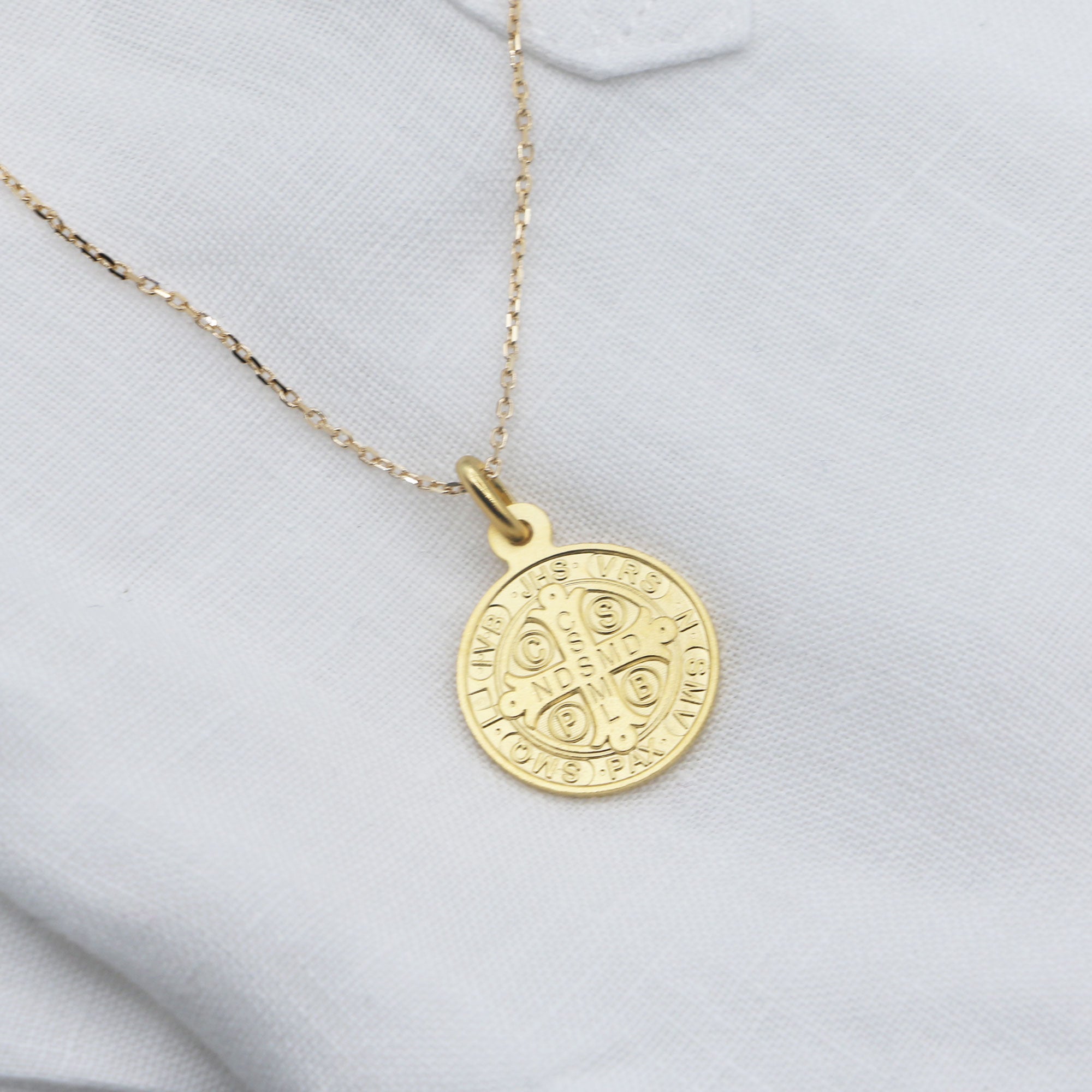 collier-medaille-saint-benoit-plaque-or-18k-verso