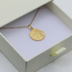 Collier Saint Christophe plaqué or présenté dans un écrin cadeau