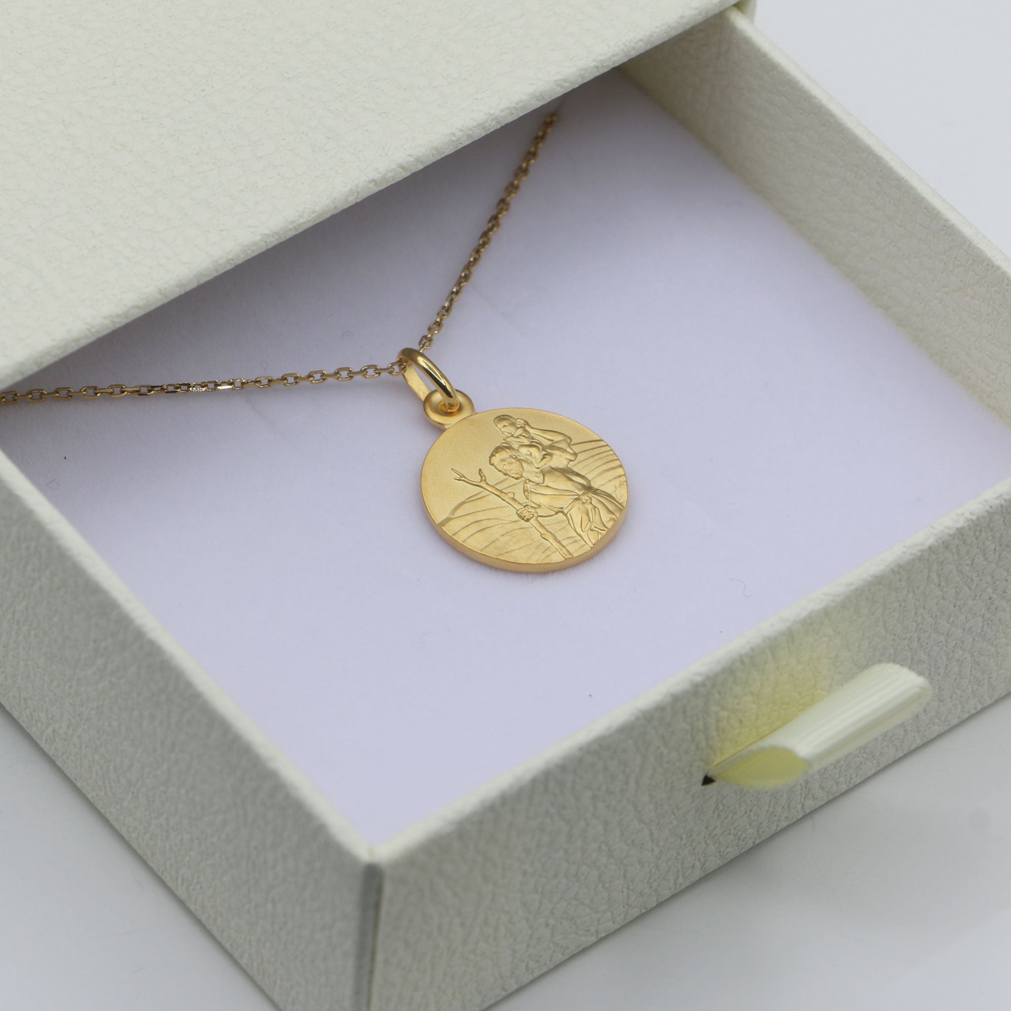 Collier Saint Christophe plaqué or présenté dans un écrin cadeau