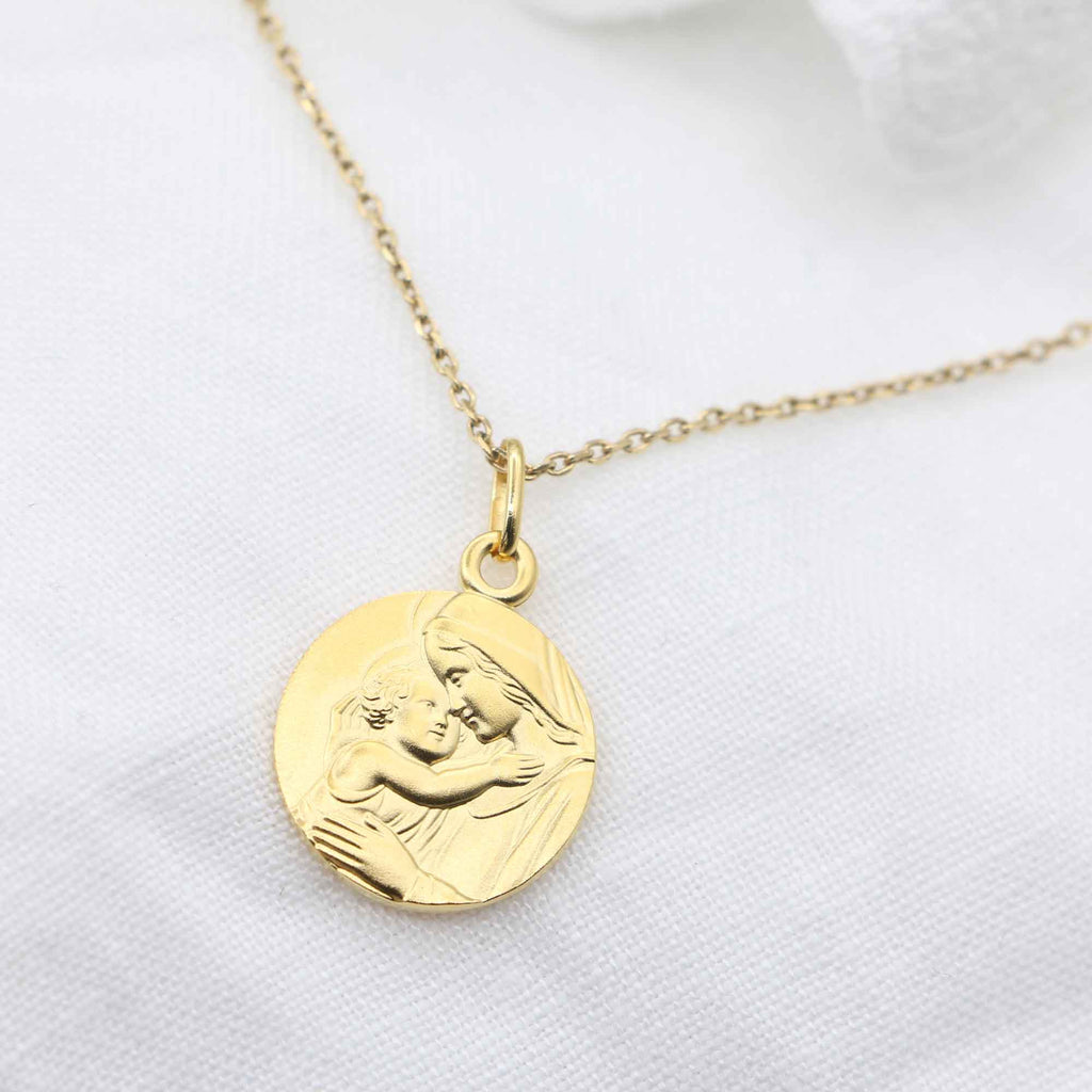 Collier Médaille Vierge à l’Enfant Plaqué Or 18K – Gravure prénom Baptême