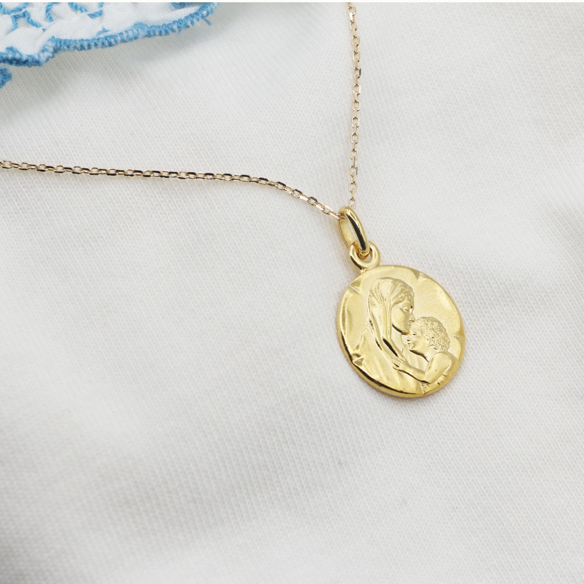 Collier médaille baptême Vierge à l’Enfant plaqué or 18K 